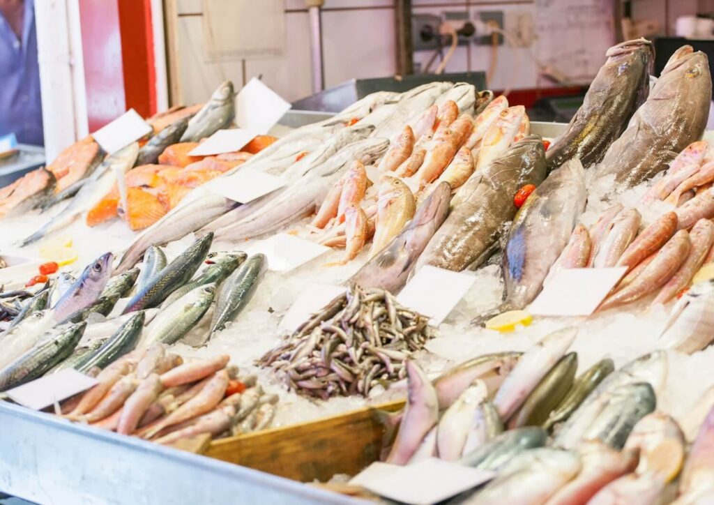 un étal de poisson frais sur un marché en baie de somme